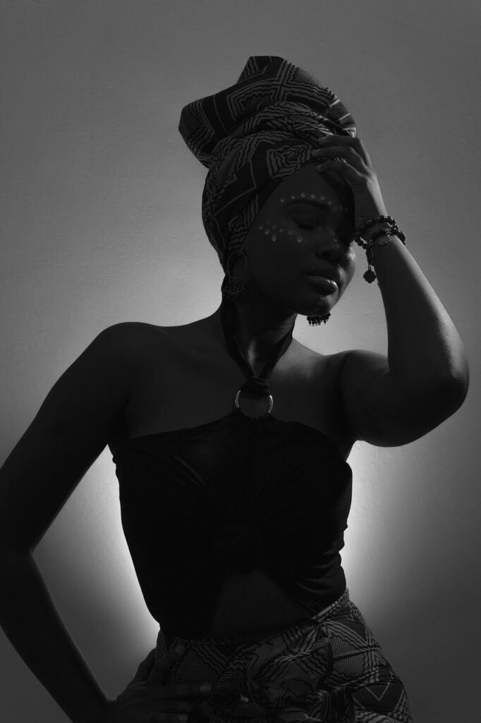 Afro lady in a dark environment