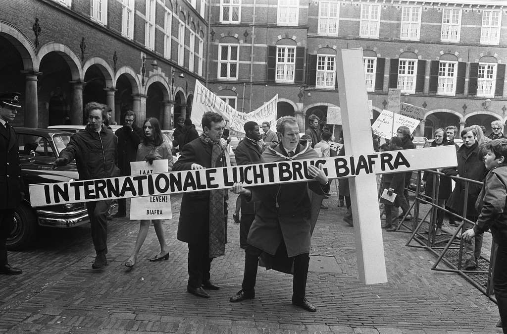 Demonstratie voor Biafra op Binnenhof Den Haag demonstrant met groot kruis